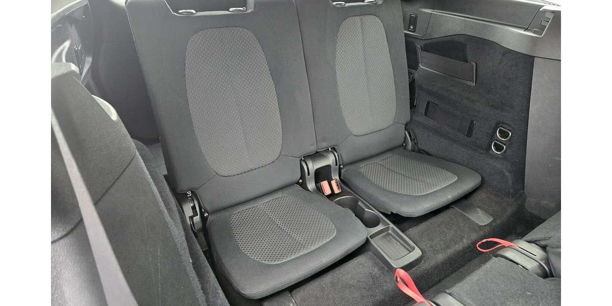 BMW 218 Active Tourer d ADVANTAGE/7-SITZER/AHK/KLIMA 179.900 km 12.900 &euro; Villingen-Schwenningen 78054