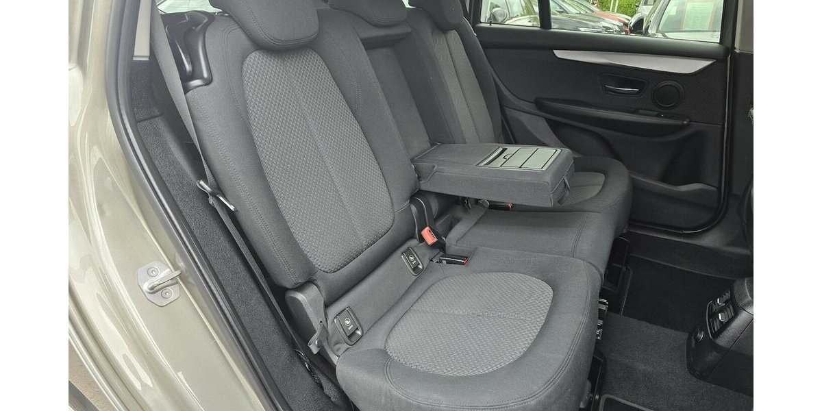 BMW 218 Active Tourer d ADVANTAGE/7-SITZER/AHK/KLIMA 179.900 km 12.900 &euro; Villingen-Schwenningen 78054