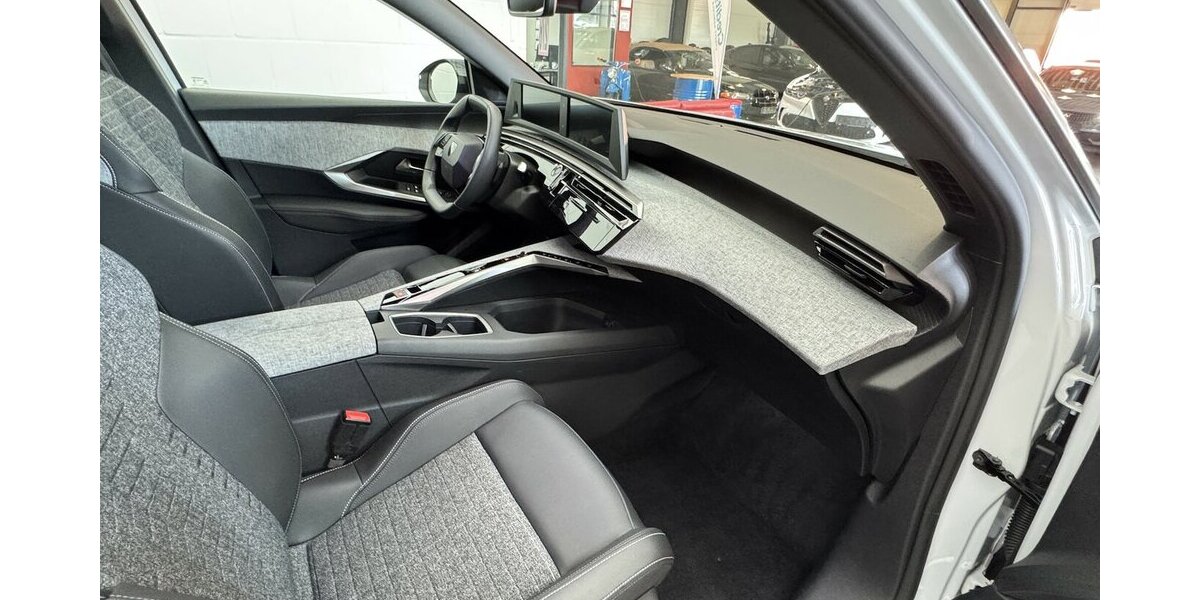 Peugeot 5008 145 Mild Hybrid Allure7 Sitzer LED CAM 18.200 km 27.820 &euro; Lich 35423