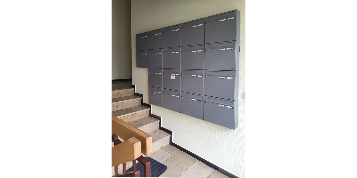 Briefkästen im Eingangsbereich